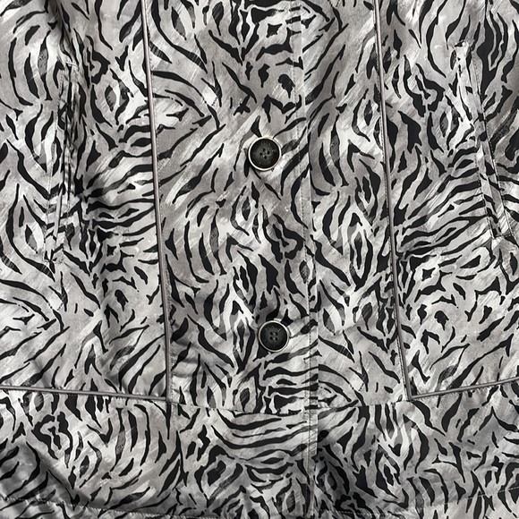 Dennis By Dennis Basso Grey Black Animal Print Rain Jacket Size Medium - Picture 3 of 13